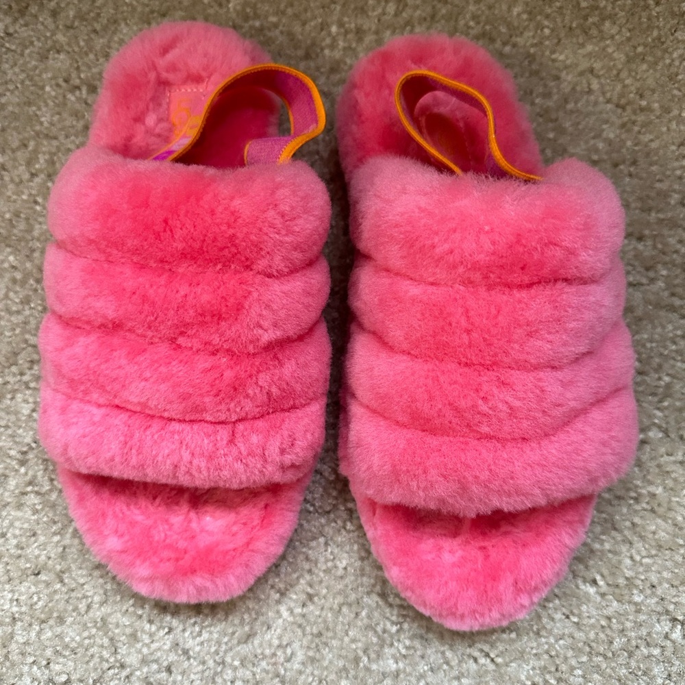 Ugg girls slippers size 4 in good condition